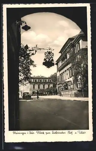 AK Meiningen /Th., Strassenpartie mit Palais