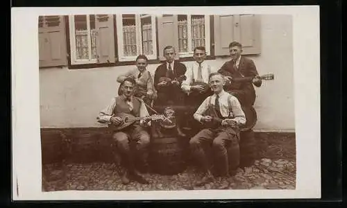 AK Musikanten spielen vor dem Haus Gitarre