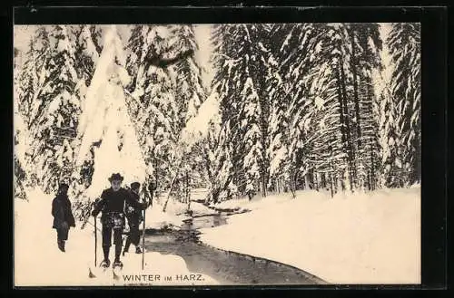 AK Skifahrer an einem Bach im Harz im Winter