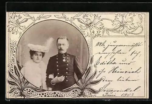 Foto-AK Soldat in Uniform mit seiner Frau, Passepartout