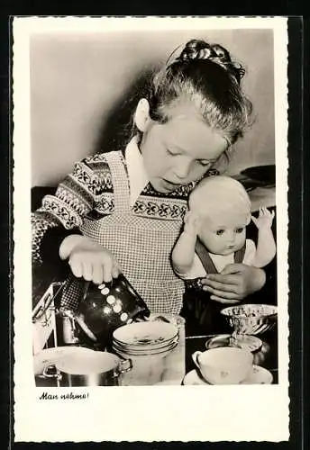 AK Mädchen mit Puppe beim backen