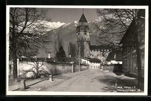 AK Hall /Tirol, Strassenpartie mit Blick auf den Münzerturm