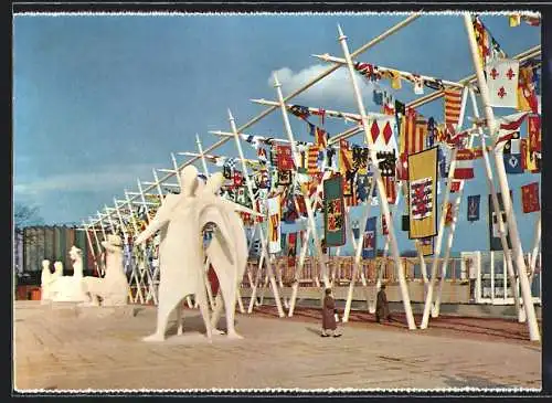 AK Bruxelles, Exposition Universelle 1958, Les Oriflammes de la terrasse de l`Esplanade