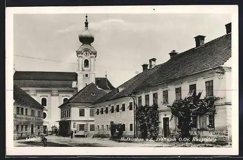 AK Hofkirchen a. d. Trattnach, Strassenpartie mit Gasthaus und Kirche