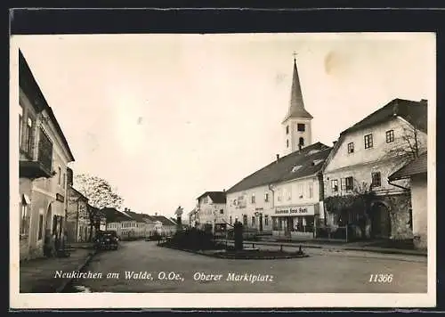 AK Neukirchen am Walde, Oberer Marktplatz mit Geschäft und Kirchturm