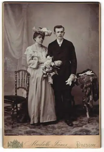 Fotografie Mailath. Janos, Pozsony, ungarisches Ehepaar am Hochzeitstag im Brautkleid und Anzug, Brautstrauss, 1902