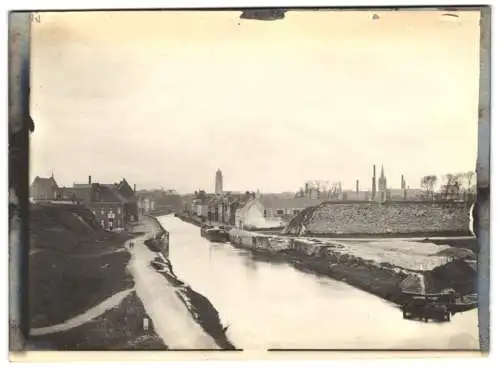 Fotografie unbekannter Fotograf, Ansicht Tournai, Flusspartie mit alter Stadtmauer und Blick nach dem Oort