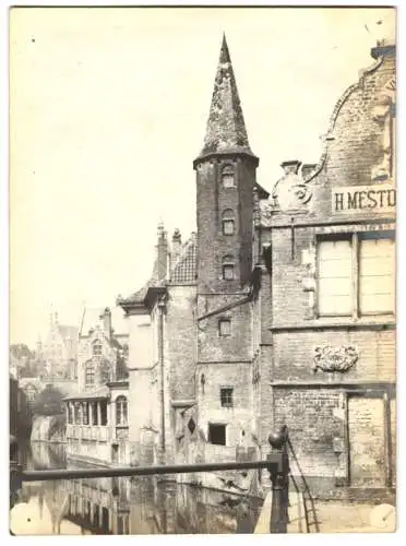 Fotografie unbekannter Fotograf, Ansicht Brügge, Le Quai Du Rosaire Et Le Beffroi, am Haus H. Mestdach-De Backer