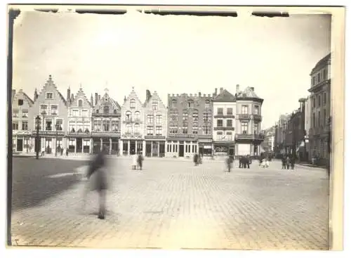 Fotografie unbekannter Fotograf, Ansicht Brügge, Blick auf den Grote Markt mit Hotels und Cafe`s