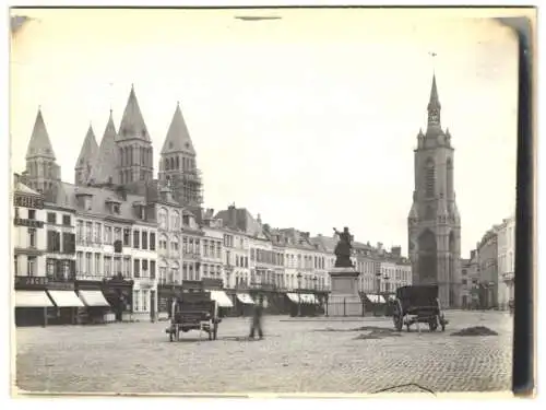 Fotografie unbekannter Fotograf, Ansicht Tournai, Marktplatz mit Denkmal und Türmen der Kathedrale