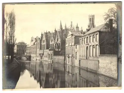 Fotografie unbekannter Fotograf, Ansicht Brügge, Fluss Partie mit Blick zum Turm der Kirche