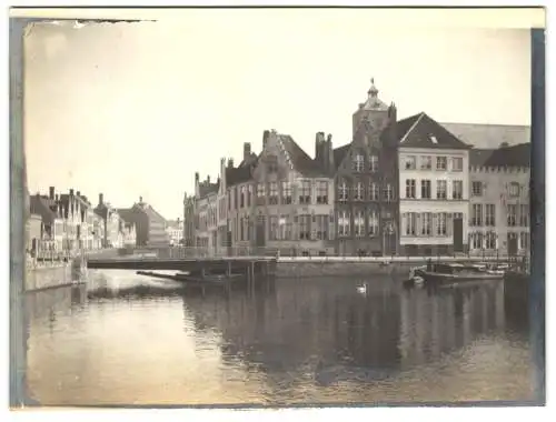 Fotografie unbekannter Fotograf, Ansicht Brügge, Kanal mit Wohnhäusern und Brücke
