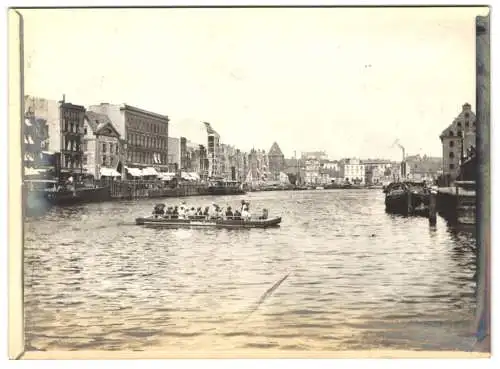 Fotografie unbekannter Fotograf, Ansicht Danzig, Hafenpromenade mit Fährkahn