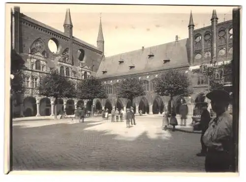 Fotografie unbekannter Fotograf, Ansicht Lübeck, der Marktplatz mit dem Rathaus