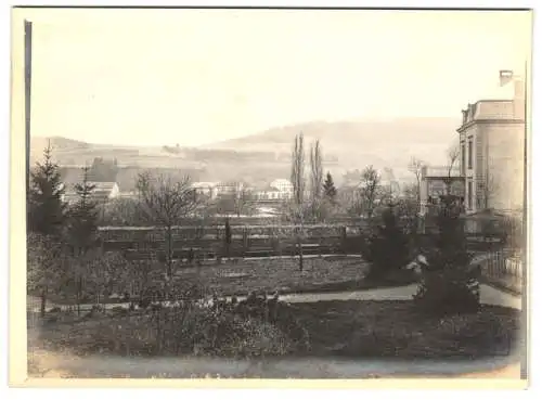 Fotografie unbekannter Fotograf, Ansicht Diekirch, Partie im Ort mit Blick nach der Ferne