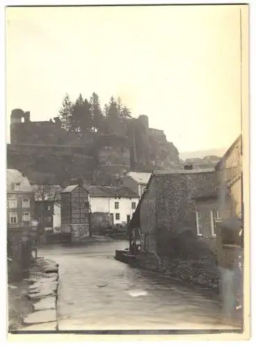 Fotografie unbekannter Fotograf, Ansicht La Roche-en-Ardenne, Partie im Ort mit Blick zur Ruine