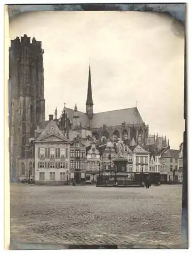 Fotografie unbekannter Fotograf, Ansicht Mechelen, Blick auf die Kathedrale mit Vorplatz und Denkmal