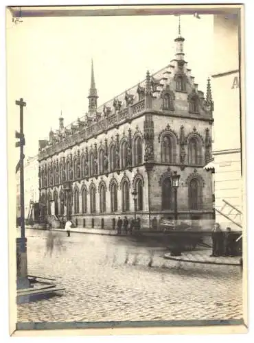 Fotografie unbekannter Fotograf, Ansicht Courtrai / Kortijk, Blick auf das Rathaus