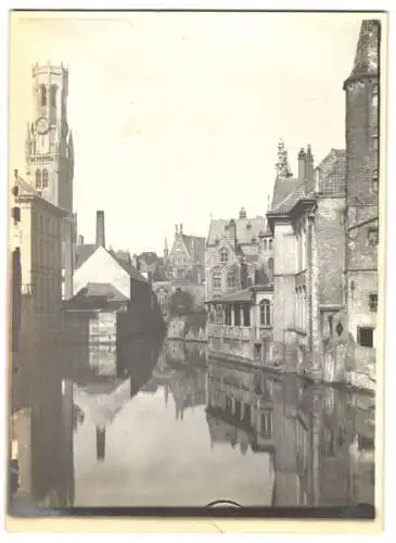 Fotografie unbekannter Fotograf, Ansicht Brügge, Partie im Ort mit Blick zum Trum der Stadthallen