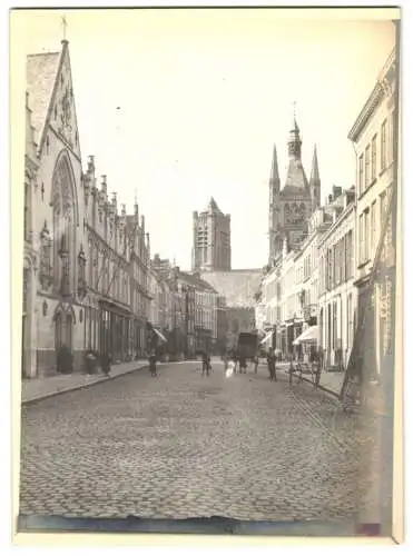 Fotografie unbekannter Fotograf, Ansicht Ypern, Strassenpartie mit Blick nach der Kathedrale