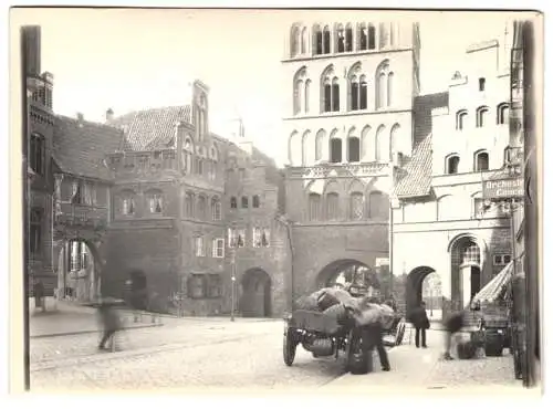 Fotografie unbekannter Fotograf, Ansicht Lübeck, Strassenpartie am Burgtor