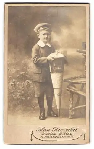 Fotografie Max Hentschel, Dresden, junger Schulknabe Helmut mit grosser Zuckertüte zum Schulanfang