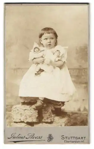Fotografie Julius Stoess, Stuttgart, kleines Mädchen mit ihren beiden Puppen im Arm