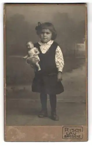 Fotografie C. Risch-Lau, Bregenz, kleines Mädchen Luise im Kleid mit Puppe im Arm