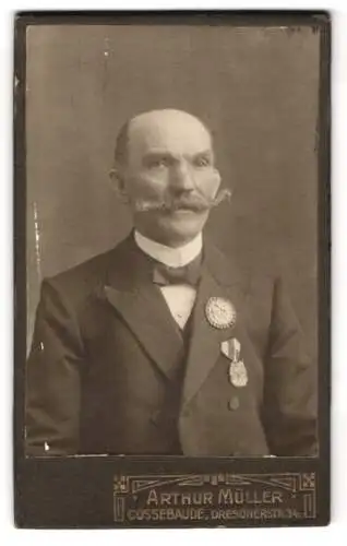 Fotografie Arthur Müller, Cossebaude, älterer Herr als Veteran mit Orden am Jacket, Mustasch