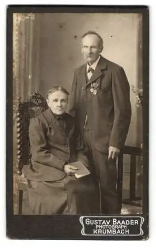 Fotografie Gustav Baader, Krumbach, älteres Paar, Herr im Anzug mit Orden an der Brust, Veteran