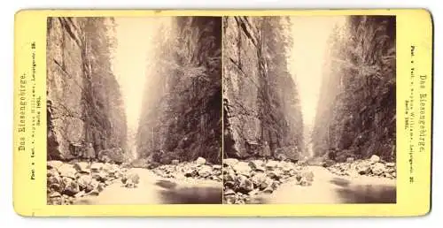 Stereo-Fotografie Sophus Williams, Berlin, Ansicht Schreiberhau / Riesengebirge, Fotograf m. Fotoapparat in der Schlucht