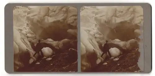 Stereo-Fotografie unbekannter Fotograf und Ort, Wanderer / Bergsteiger am Eingang einer Geltscherhöhle