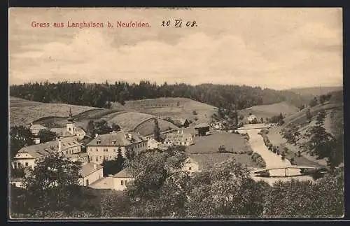 AK Langhalsen, Totalansicht mit Kirche und Fluss mit zwei Brücken