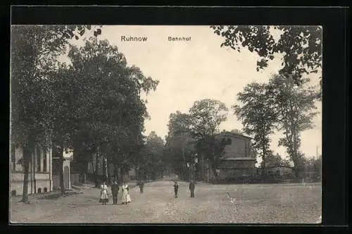 AK Ruhnow, Strassenpartie am Bahnhof