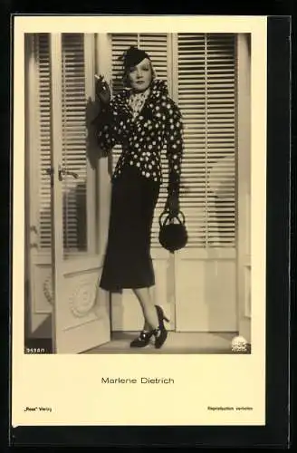 AK Schauspielerin Marlene Dietrich mit Handtasche und Zigarette