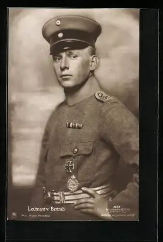 Foto-AK Sanke Nr. 531: Kampfflugzeugpilot Leutnant v. Bertrab in Uniform mit EK und Schirmmütze