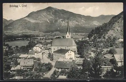 AK Brixlegg i. Tirol, Strassenpartie mit Kirche