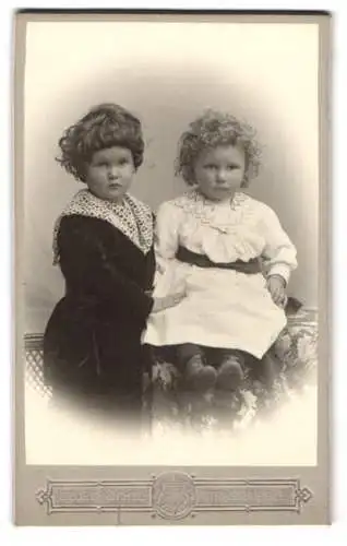 Fotografie Georg Michel, Strassburg i. E., Zwei Kinder in modischer Kleidung
