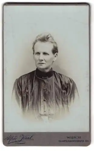 Fotografie Alfred Kral, Wien, Gumpendorferstr. 83, Bürgerliche Dame mit zurückgebundenem Haar