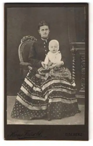 Fotografie Hans Fröschl, Eisenerz, Bürgerliche Frau im eleganten Kleid mit ihrem Kleinkind auf dem Schoss