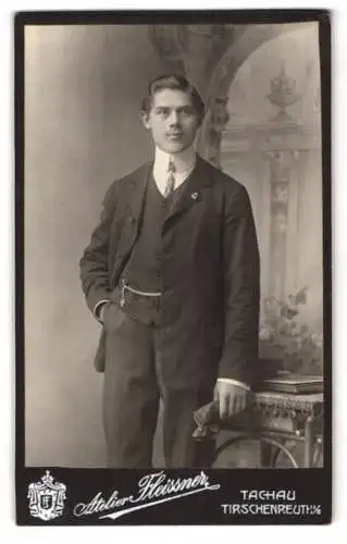 Fotografie Atelier Fleissner, Tachau, Tirschenreuth i. B., Junger Mann im dreiteiligen Anzug mit Stehkragen und Krawatte