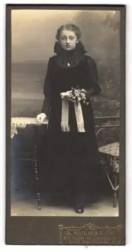 Fotografie A. Kulhanek, Berlin, Müllerstrasse 137, Jugendliches Mädchen im schwarzen Kleid mit Blumengesteck in der Hand