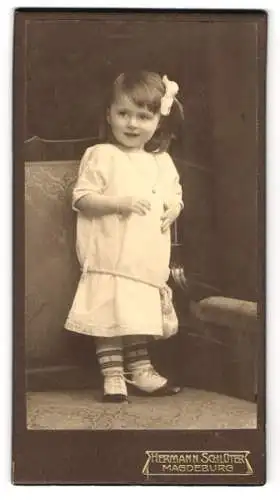 Fotografie Hermann Schlüter, Magdeburg, Breiteweg, Kleines Mädchen im weissen Kleid mit Schleife im Haar