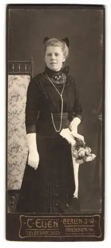 Fotografie C. Euen, Berlin, Friesenstr. 14, Junge Frau im eleganten Kleid mit weissen Handschuhen und Blumenbouquet