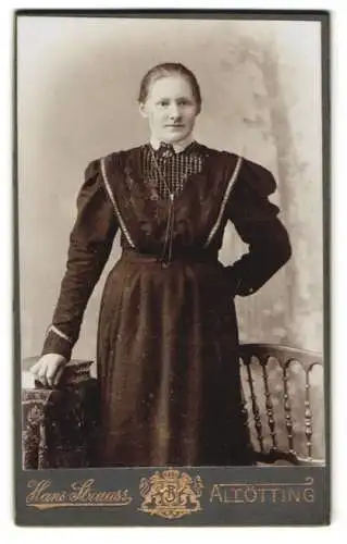Fotografie Hans Strauss, Altötting, Schlotthammerstr. 1, Junge Frau im taillierten Kleid in adretter Haltung