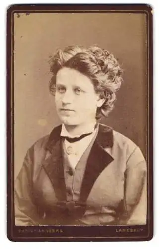 Fotografie Christian Verra, Landshut, Junge Frau mit zurückgestecktem Haar im Kleid mit schwarzem Revers