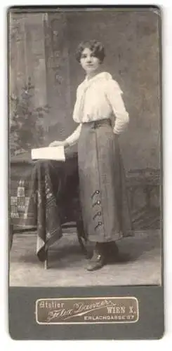 Fotografie Felix Danzer, Wien, Erlachgasse 87, Junge Frau in weisser Bluse und dunklem Rock mit einem Buch