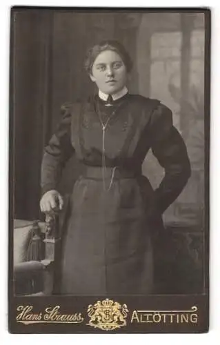 Fotografie Hans Strauss, Altötting, Schlotthammerstr. 1, Neuöttingerstr. 37, Junge Dame im modischen Kleid