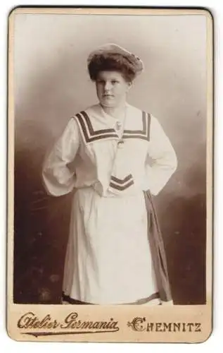 Fotografie Atelier Germania, Chemnitz, Frau Ella als Turnerin im Turnerkleid mit Hut