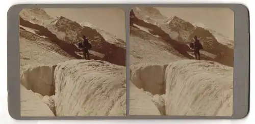 Stereo-Fotografie Landschaftsfotograf mit Fotoapparat vor einer Gletscherspalte